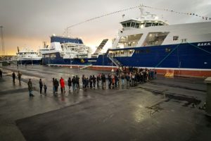 Det var et skelsættende begivenhed og et væsentligt øjeblik for Bakkafrost, der fandt sted forrige lørdag, da én af verdens største brøndbåde i den globale Akvakultur-branche, lagde til kaj ved hovedkontoret i den færøske bygd Glyvrar. foto: Bakkafrost