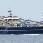 En sprængt olieslange udløste fredag en alvorlig brand og efterfølgende eksplosion ombord på det islandske pelagiske fartøj »Barði NK«. foto: GN Fiskur.fo