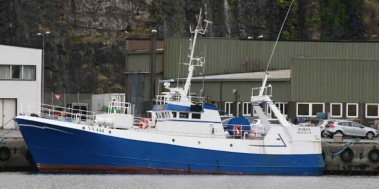 Rederiet Thor har købt linebåden Barið fra Miðvágur. Båden, der tidligere var kendt som Barið, er blevet omdøbt til **Streymsund** og har nu hjemmehavn i Tórshavn. Det er selskabet Thor Fisheries, et datterselskab af Thor i Hósvík, der har købt linebåden sammen med fiskerilicenserne. foto: Fiskur.fo