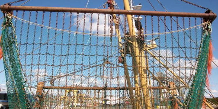 Hollændere fanget i ulovligt fiskeri  Arkivfoto: Hollandske bomtrawlere - ARKIV Foto : Donegal Bay