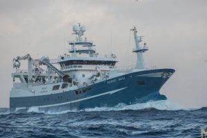 Færøerne: Danske trawlere lander makrel på Færøerne. foto: Beinur - Fiskur.fo