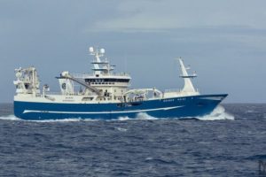 Det er de to danske trawlere fra Hirtshals, der i den forgangne uge har landet gode fangster af makrel ved henholdsvis Varðin Pelagic og Pelagos fiskefabrikker. foto: EMS Photo