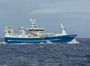 Det er de to danske trawlere fra Hirtshals, der i den forgangne uge har landet gode fangster af makrel ved henholdsvis Varðin Pelagic og Pelagos fiskefabrikker. foto: EMS Photo