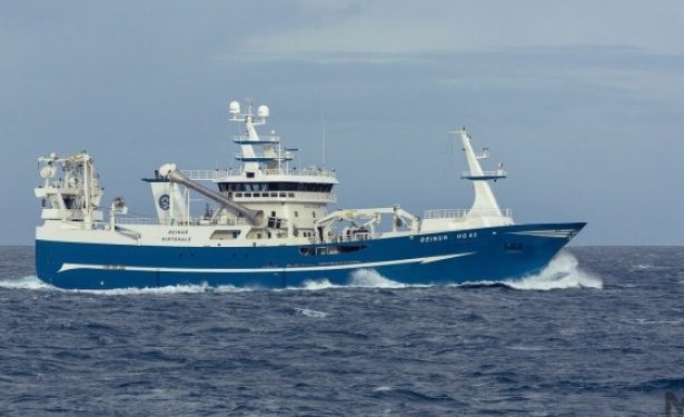 Det er de to danske trawlere fra Hirtshals, der i den forgangne uge har landet gode fangster af makrel ved henholdsvis Varðin Pelagic og Pelagos fiskefabrikker. foto: EMS Photo