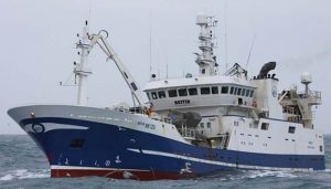 Nyt fra Færøerne uge 39.  foto: Den islandske trawler Beitir landede 600 tons sild.  - skipini