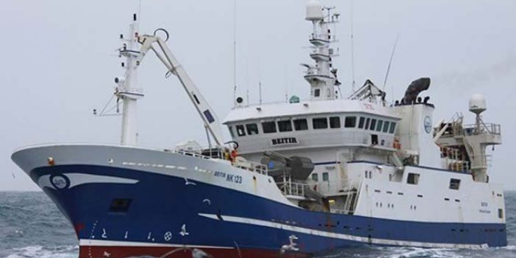 Nyt fra Færøerne uge 39.  foto: Den islandske trawler Beitir landede 600 tons sild.  - skipini