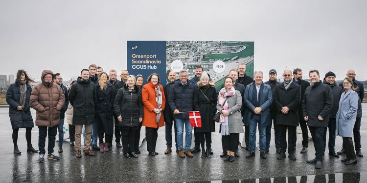 Den østrigske finansminister Magnus Brunner og den tyske Bundestag-politiker Oliver Grundmann har sammen med en større delegation netop været på besøg i blandt andet Hirtshals for at høre mere om CO2-lagring i tomme olie- og gasfelter i Nordsøen i regi af Greenport Scandinavia. foto: Hirtshals havn