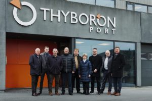 Thyborøn Havns bestyrelse. Fra venstre: Karl Kristian Bro, Jan From, Alfred Fisker Hansen, Erik Flyvholm, Rasmus Normann Andersen, Susanne Nicolaisen, Chris Olesen, Steen Bitsch og Jens Lønberg. Foto: Thyborøn Havn