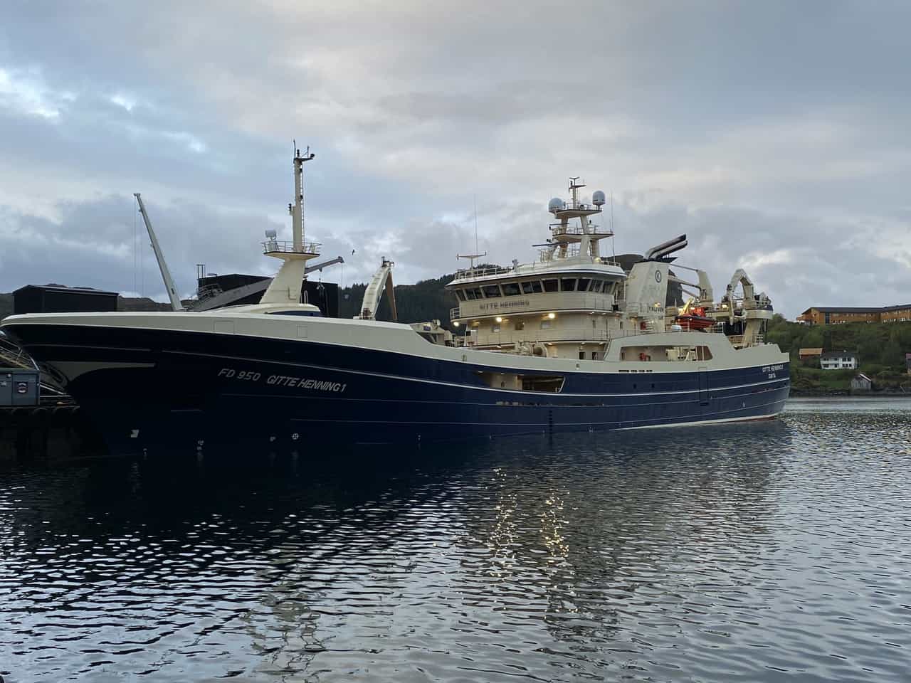 Read more about the article Færøsk trawler sætter Atlantisk-rekord med landing af 3.429 tons blåhvilling