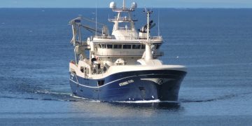 Arngrím Hansen oplyser, at fiskeriet efter blåhvilling nu er flyttet til syd for Færøerne og vest for Shetlands Øerne, hvor fiskeriet nu også er blevet lidt mere roligt og jævnt. 