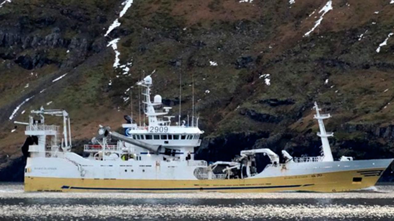 Read more about the article Islandsk trawler henter 800 tons sild i første slæb