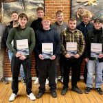 Det skete fredag den 30. januar 2026, hvor North Sea College i Thyborøn dannede rammen om en festlig dimission, hvor 16 unge fiskere afsluttede deres toårige fiskeruddannelse og modtog det eftertragtede Blå Bevis. Ti af dimittenderne var mødt op sammen med familie og venner for at fejre dagen. foto: fb North Sea College