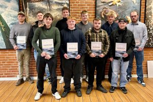 Det skete fredag den 30. januar 2026, hvor North Sea College i Thyborøn dannede rammen om en festlig dimission, hvor 16 unge fiskere afsluttede deres toårige fiskeruddannelse og modtog det eftertragtede Blå Bevis. Ti af dimittenderne var mødt op sammen med familie og venner for at fejre dagen. foto: fb North Sea College