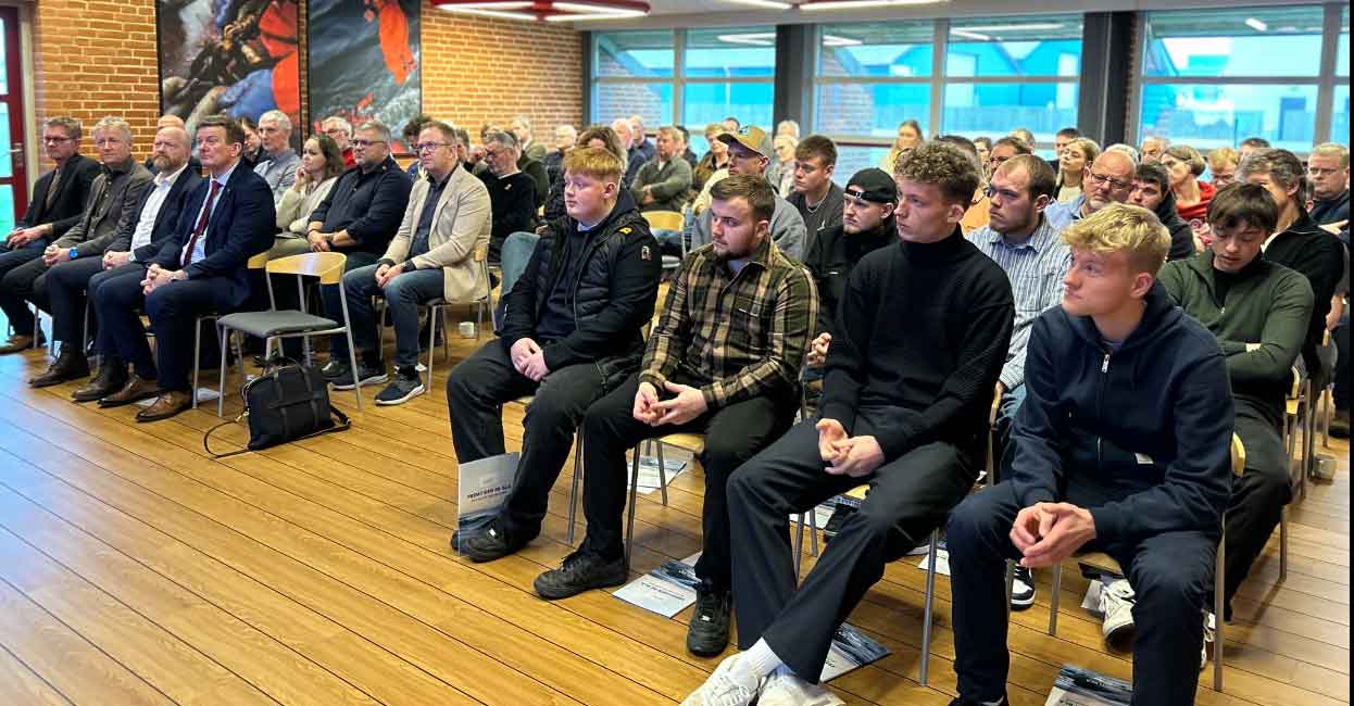 Programmet bød på velkomst fra skolen, overrækkelse af Blå Beviser og lykønskninger fra blandt andre Lemvig Kommune, Danmark Pelagiske PO, Fiskeriets Arbejdsmiljøråd, Martec Skagen, 3F og Søfartsstyrelsen. Fælles for talerne var fokus på faglighed, sikkerhed og det stærke fællesskab, som præger erhvervsfiskeriet. foto: fb North Sea College
