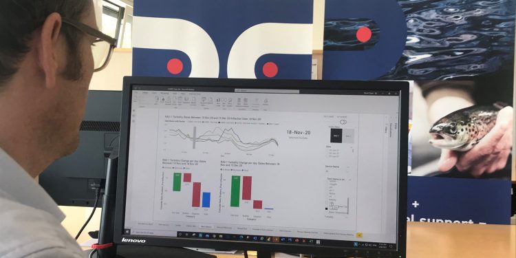 Download foto 1: Et samarbejde med danske Blue Unit, der producerer data- og visualiseringsteknologi, betyder, at SalMar Settefisk kan opnå bedre kontrol med vandkvaliteten på deres farme og skabe et stabilt og bæredygtigt produktionsmiljø for fiskene. Foto: Blue Unit.