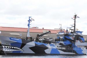 Konsekvent afvisning af Sø-Terrorister på Færøerne.  Foto: Bob Barker fra Miljøorganisationen Sea Shepherd - Wikipedia