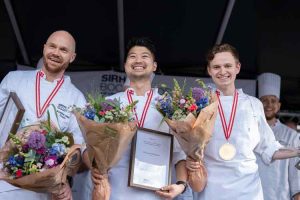 **Vinderen: Christian Wellendorf** Tre dygtige kokke dystede i konkurrencen, hvor de skulle forvandle sandart, østers og kylling til kunstværker på tallerkenen – under stort tidspres og nøje bedømmelse. foto : d`Or