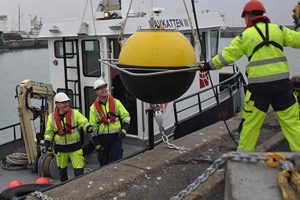 Ny bølgemålerteknologi sikre bedre besejling af Hirtshals Havn. Foto: Ny bølgemåler blev etableret tirsdag den 6. november - Hirtshals Havn