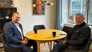 Direktør René Christensen fra Dansk Akvakultur Producentorganisation (DAPO) mødtes for nylig med fiskeriordfører Kristian Bøgsted fra Danmarksdemokraterne for at drøfte fiskeripolitik. foto: DAPO