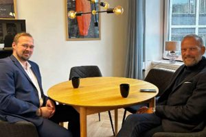 Direktør René Christensen fra Dansk Akvakultur Producentorganisation (DAPO) mødtes for nylig med fiskeriordfører Kristian Bøgsted fra Danmarksdemokraterne for at drøfte fiskeripolitik. foto: DAPO