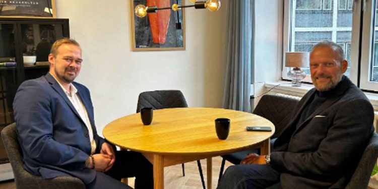 Direktør René Christensen fra Dansk Akvakultur Producentorganisation (DAPO) mødtes for nylig med fiskeriordfører Kristian Bøgsted fra Danmarksdemokraterne for at drøfte fiskeripolitik. foto: DAPO