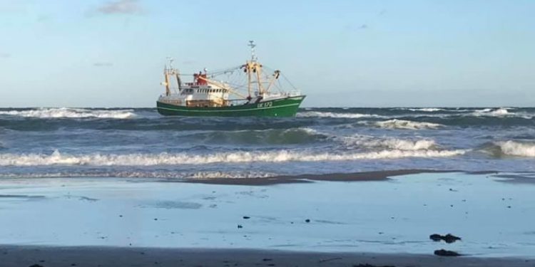 Hollandsk trawler strandet ved Nørre Lyngby nord for Løkken Fotograf. fisker Henrik Nielsen