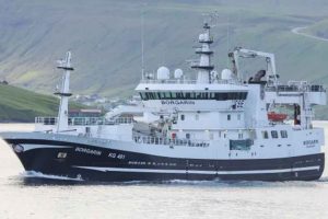Trawleren **Borgarin** har landet hele 2.200 tons blåhvilling, fisket under Færøerne foto: Kiran J