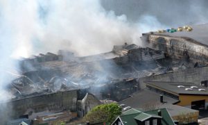 Nedbrændt færøsk fiskefabrik skal genrejses hurtigst muligt  arkivfoto: af branden på fabrikken på Tvøroyri  foto: in.fo - Leivur Nygaard