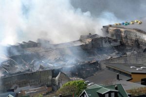 Nedbrændt færøsk fiskefabrik skal genrejses hurtigst muligt  arkivfoto: af branden på fabrikken på Tvøroyri  foto: in.fo - Leivur Nygaard
