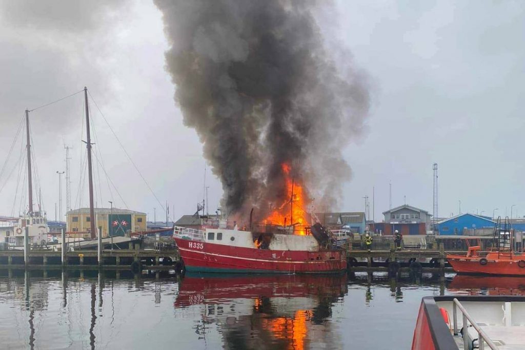 Kutter i brand på Greenaa Havn - Foto Leif Hansen