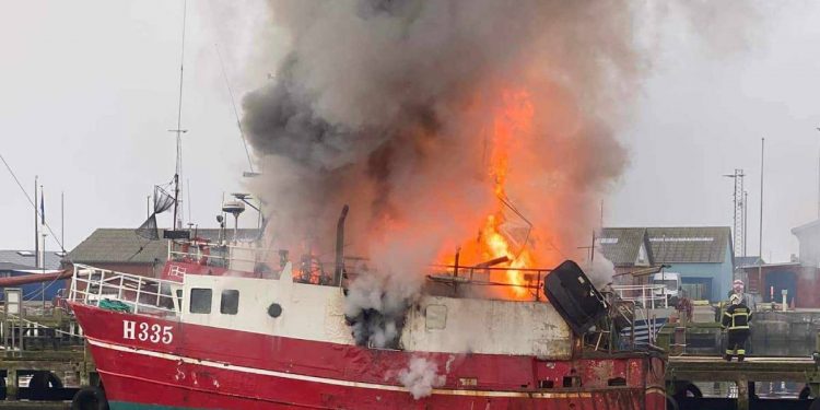 Kutter i brand på Greenaa Havn - Foto Leif Hansen