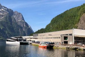 Et velkendt norsk værft kaster håndklædet i ringen efter betydelige ordretab. Det er det norske værft Brødrene Aa, der gennem de seneste år har markeret sig som pioner inden for eldrevne letvægts-fartøjer, har indgivet konkursbegæring. foto: brdr. Aa skibsværft