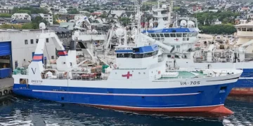 Den færøske frysetrawler Brestir er igen på fiskeri efter mere end et års ophold ved kaj som følge af problemer med krumtapakslen. Arkivfoto: Kiran Jóanesarson / Fiskur.fo.