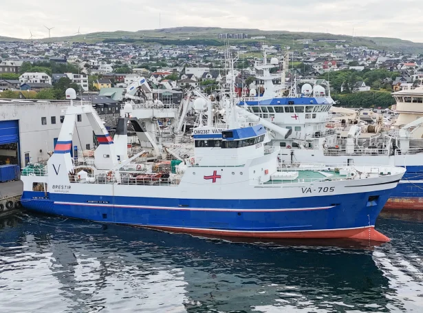Read more about the article Færøerne: Efter mere end et år ved kajen, så er »Brestir« tilbage i fiskeriet