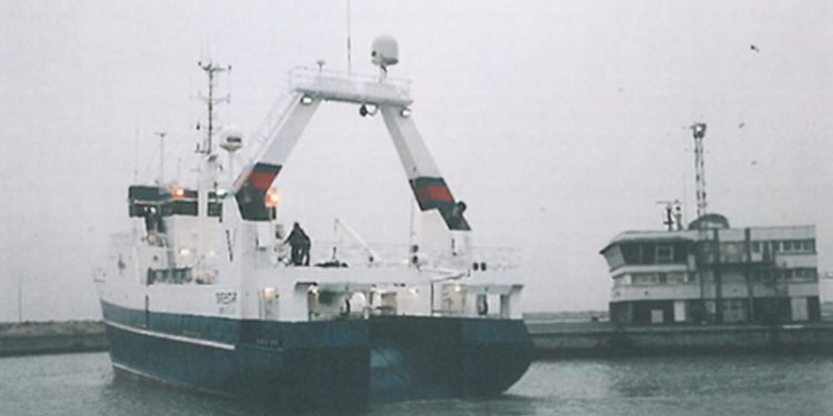 Trawleren Brestir i nyt design   Foto: »Brestir« stævner ud af indsejlingen i Hirtshals havn - Hmag