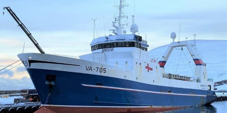 I Miðvágur landede fryse-trawleren **Brestir** forleden sin fangst af 140 tons fisk, hvoraf 135 tons var helfrossen hellefisk. foto: FS Fiskur.fo