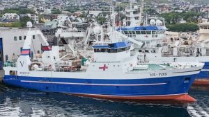 Frysetrawleren Brestir har de seneste to måneder ligget stille i havnen i Tórshavn. Årsagen er et alvorligt havari på hovedmotorens krumtapaksel, som nu sendes til Norge for en grundig renovering. foto: Kiran J