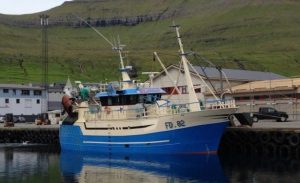 Den mindre trawler Búgvin landede 5,5 tons fladfisk i Klaksvik - foto: Fiskur