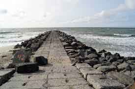 SVM-Regeringen har besluttet at ophæve det mangeårige fiskeriforbud ved Harboøre Tange, hvor kemikaliefabrikken Cheminova i årtier drev produktion og udledte forurenende stoffer i havet. Beslutningen vækker både begejstring og bekymring blandt fiskere og miljøforkæmpere. foto: wikip