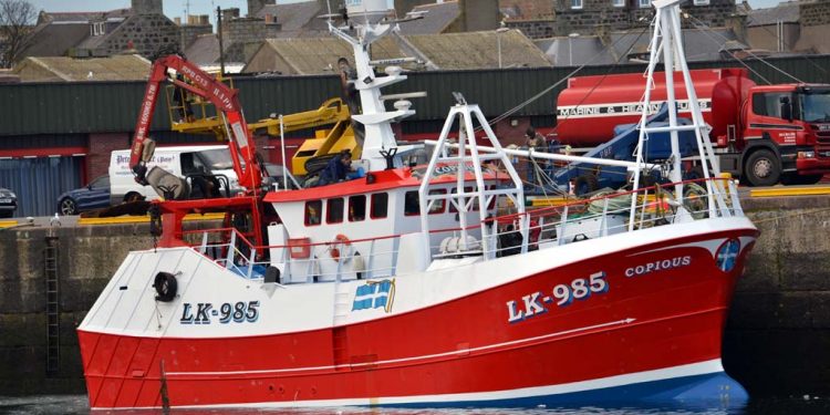 Tidligt torsdag morgen klokken 03.20 udsendte den knapt 19 meter lange shetlandske trawler LK 985 »Copious« fra Lerwick et mayday og anmodede om omgående assistance