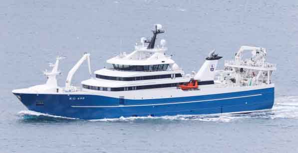 I Fuglefjord landede den færøske trawler **Christian í Grótinum** 1.280 tons lodde til Pelagos, fanget i islandsk zone. foto: Kiran J