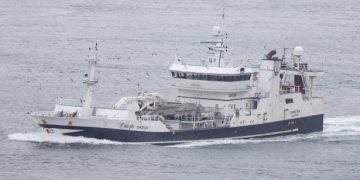 Trawleren »Christian« landede 1.250 tons sild, som de også har fisket ud for Island. Også her melder man og et godt fiskeri og efter landingen, har man atter sat kurs og fart til fiskeriet efter sild.  foto: Kiran J 