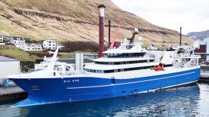 En enkelt trawler i det færøske fiskeri, **Christian í Grótinum** landede forleden 2.800 tons blåhvilling til Havsbrún i fuglefjord. foto: Fiskur.fo / TR