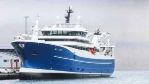 Der blev skrevet fiskerihistorie i denne uge, da det færøske pelagiske fartøj Christian í Grótinum lossede en helt enestående last af sild til Pelagos. Med en samlet mængde på knap 2.703 tons sild (bruttotal) er der tale om den største sildelast til konsum, som Pelagos nogensinde har modtaget – og formentlig den største enkeltlanding af sild i historien. foto: jens Kr. Vang Fiskur.fo