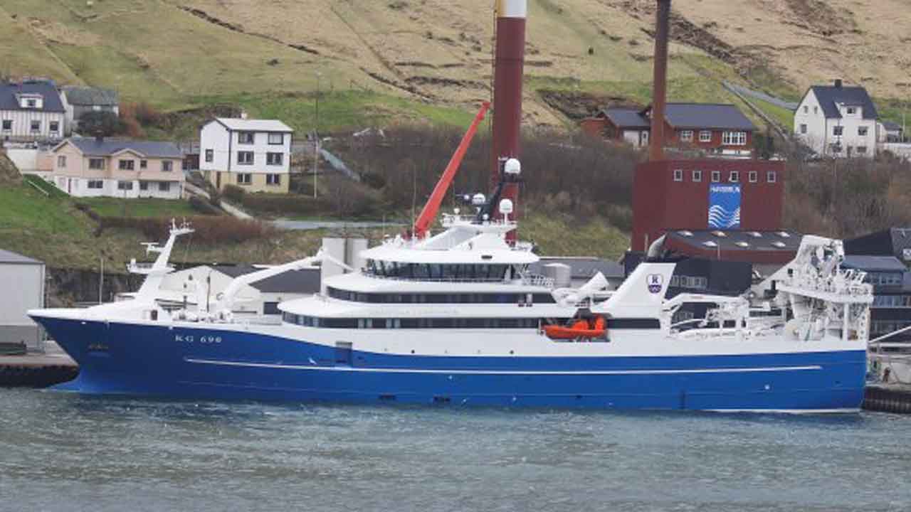 Read more about the article Færøerne: Færøske og grønlandske trawlere rigger om fra makrel til blåhvilling