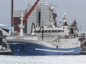 Færøerne: Havsbrún modtager blåhvilling fra fiskeriet øst for Færøerne. foto: Sverri Egholm