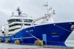 I Fuglefjord landede den færøske trawler **Christian í Grótinum** en pæn fangst på 3.200 tons blåhvillingn. foto: Sverri Egholm