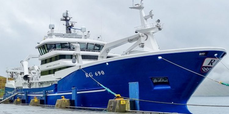 I Fuglefjord landede den færøske trawler **Christian í Grótinum** en pæn fangst på 3.200 tons blåhvillingn. foto: Sverri Egholm