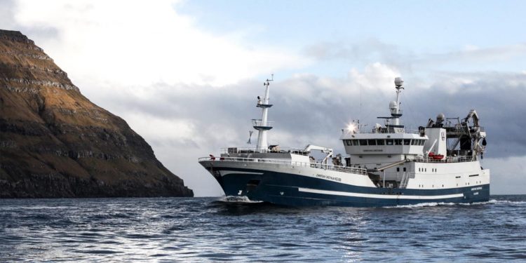Den færøske trawler **Christian í Grótinum** landede således 2.200 tons blåhvilling til fabrikken, som de havde fisket øst for Færøerne.