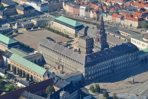 Tiden er ved at rinde ud for at nå en aftale om Fremtidens fiskeri, før sommerferien sender Folketinget på pause. Forhandlingerne har trukket ud, både internt i SVM-regeringen og med oppositionen, så nu er presset stort på forhandlerne for at lande en politisk aftale, før kalenderen siger juli og sommerferie. foto: wikipedia